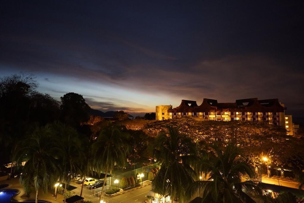 Sri Sayang by Coral Holiday Resort Batu Feringgi Bagian luar foto